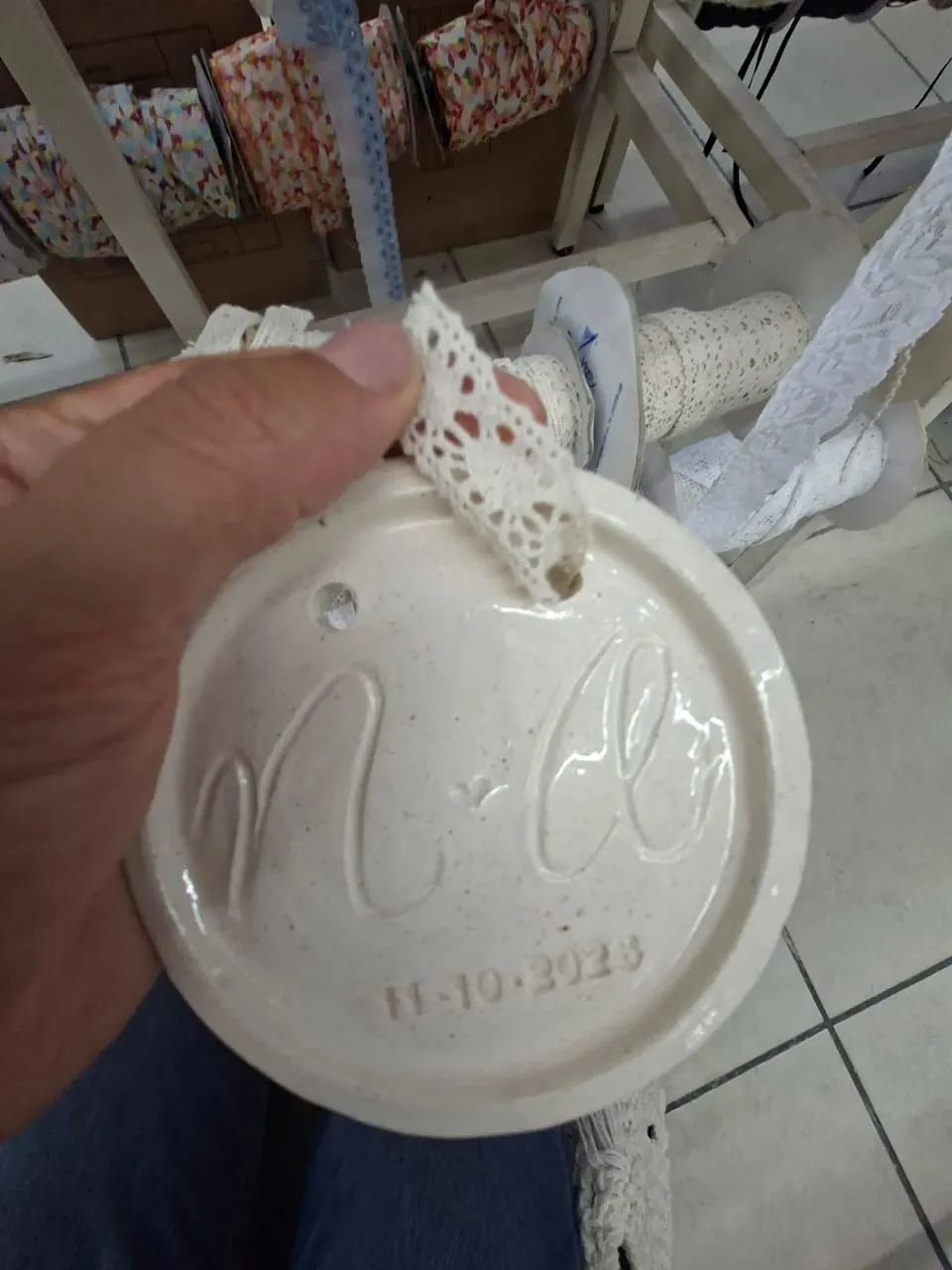 Recuerdo de boda en cerámica con iniciales y fecha