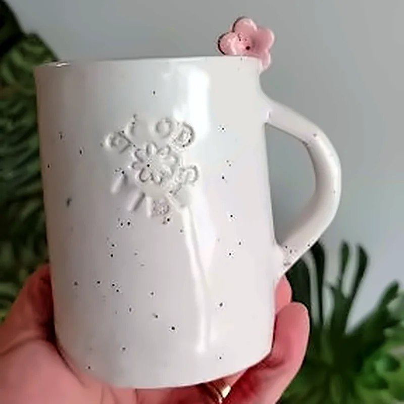 Taza blanca de cerámica con Good vibes grabado y una flor rosa