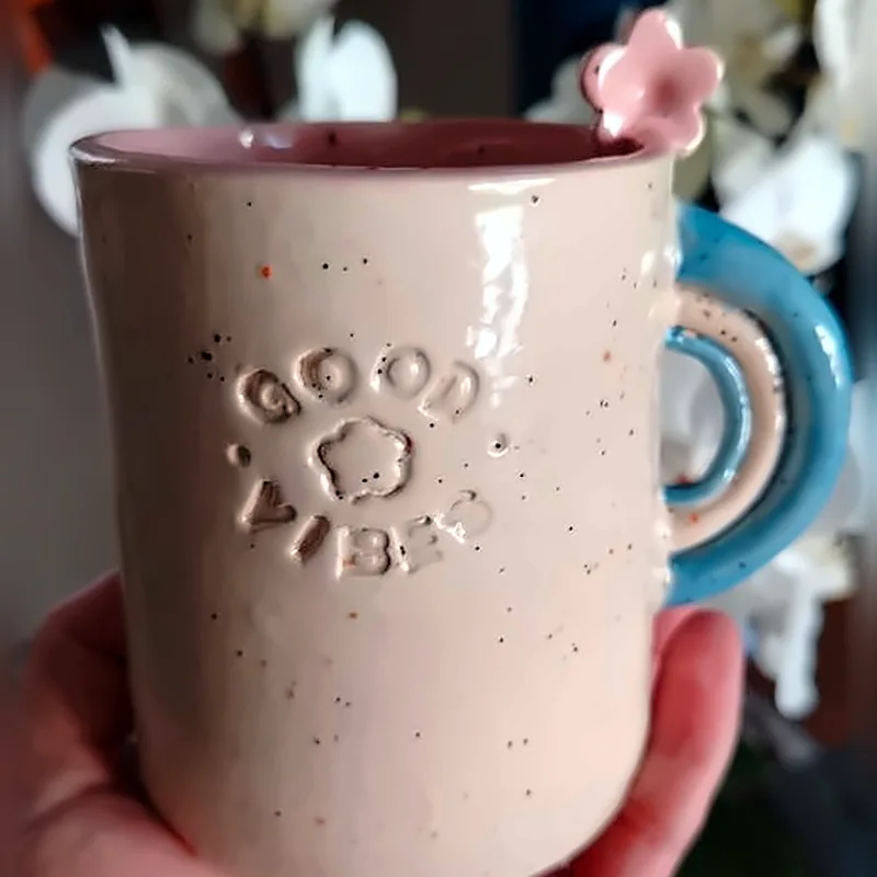 Taza de cerámica con Good vibes grabado y asa azul
