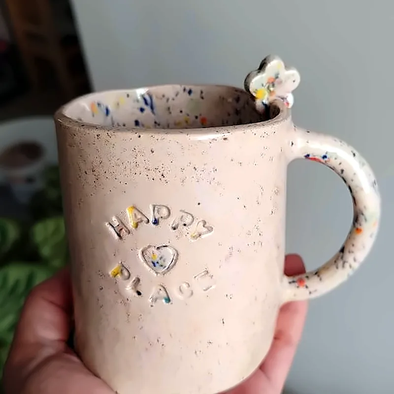 Taza rosa de cerámica con Happy place grabado