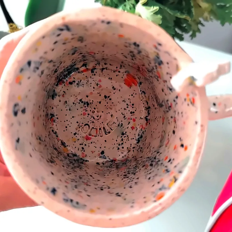 Taza rosa de cerámica con Happy place grabado, otra vista 1