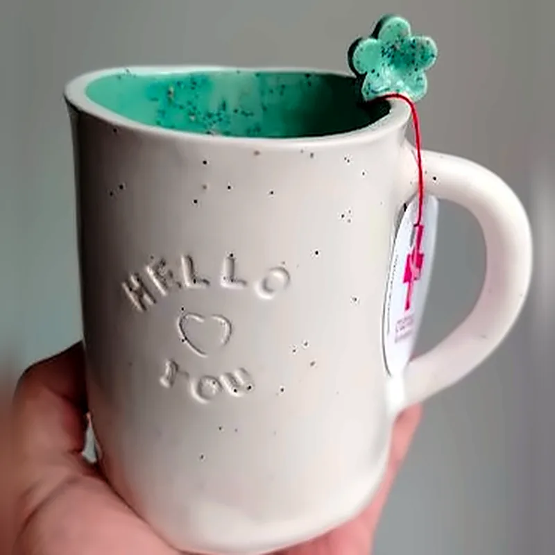 Taza blanca de cerámica con Hello you grabado e interior verde