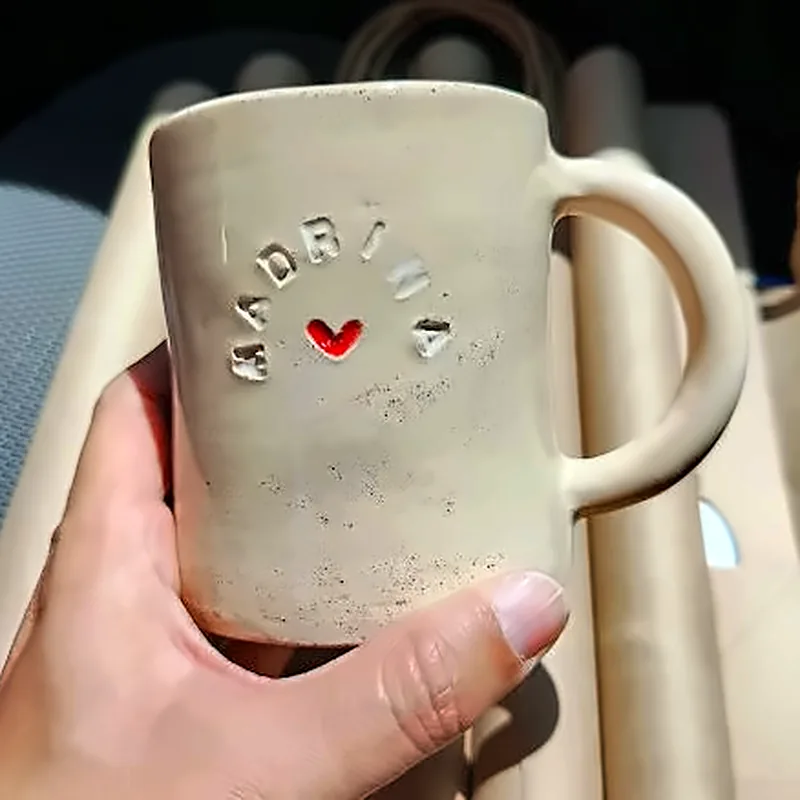Taza de cerámica color arena con Madrina grabado