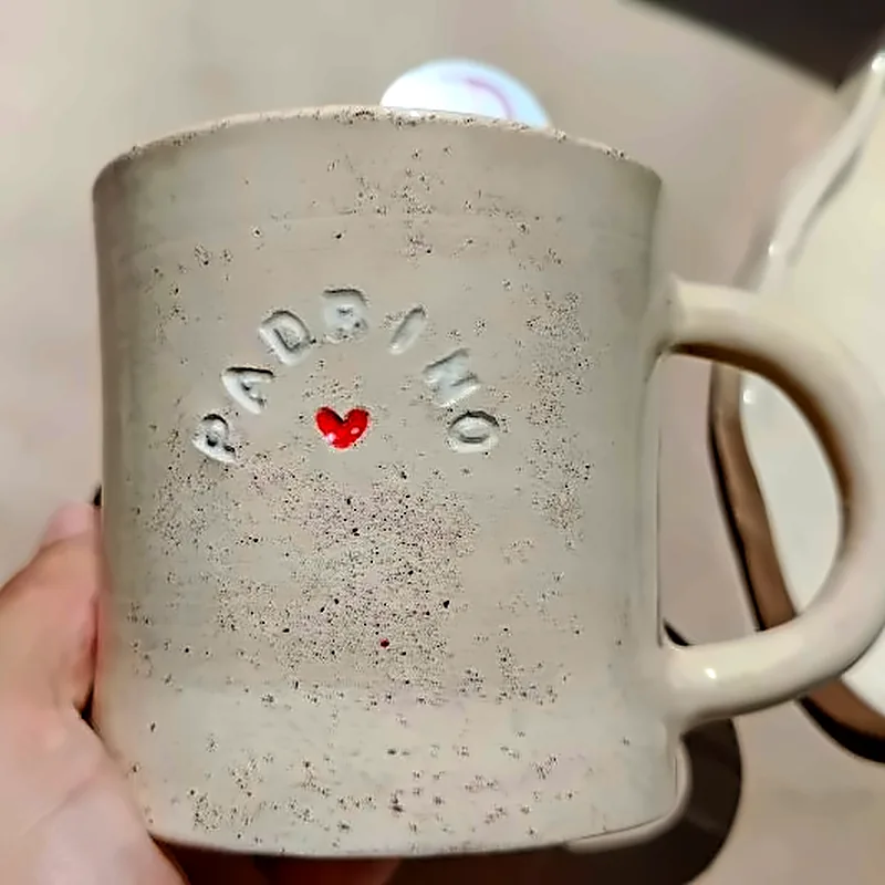 Taza de cerámica color arena con Padrino grabado