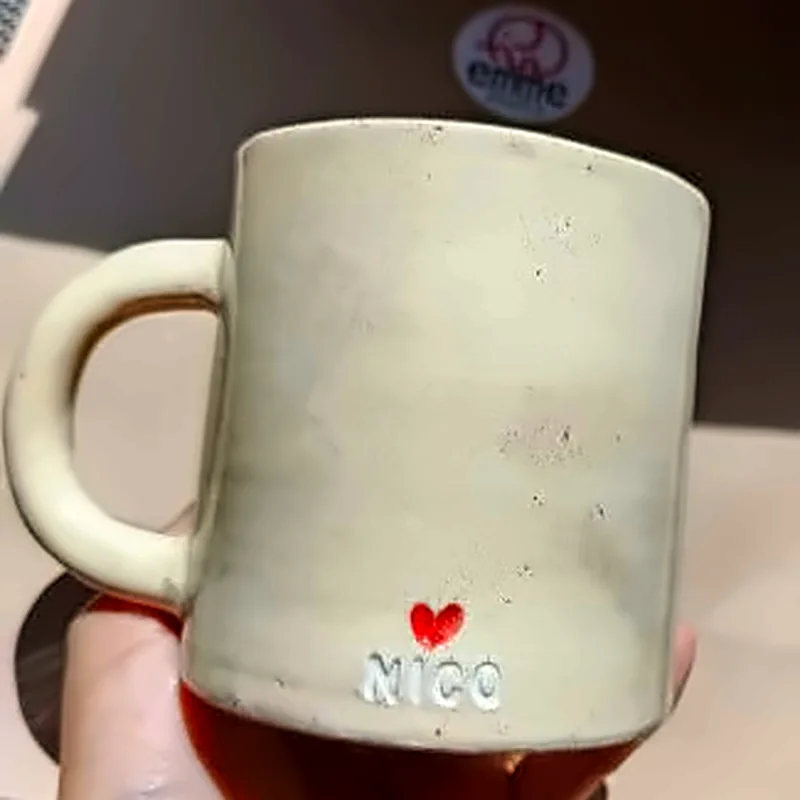 Taza de cerámica color arena con Padrino grabado, otra vista 1