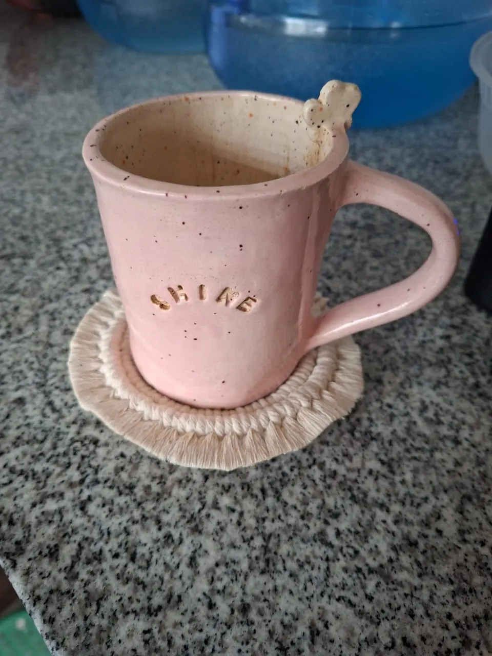 Taza rosa de cerámica con la palabra Shine grabada