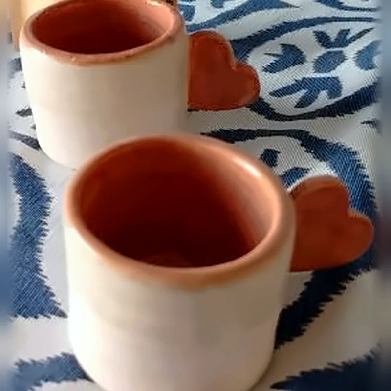 Dos tazas espresso de cerámica con asa en forma de corazón