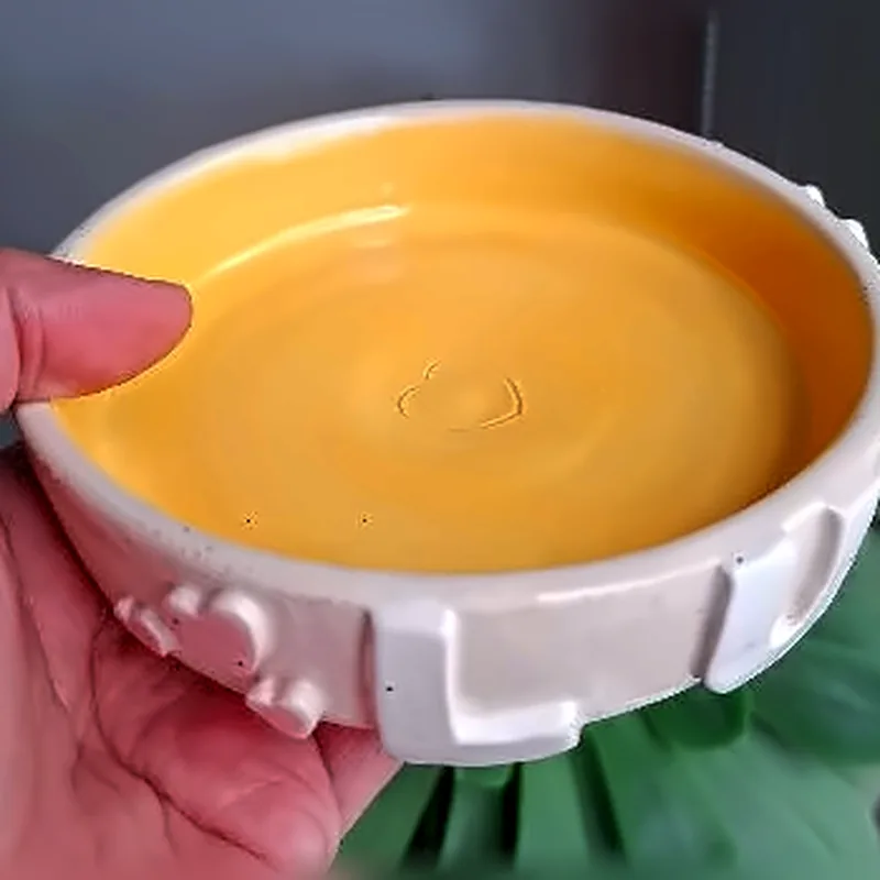 Tazón bajo de cerámica con interior amarillo